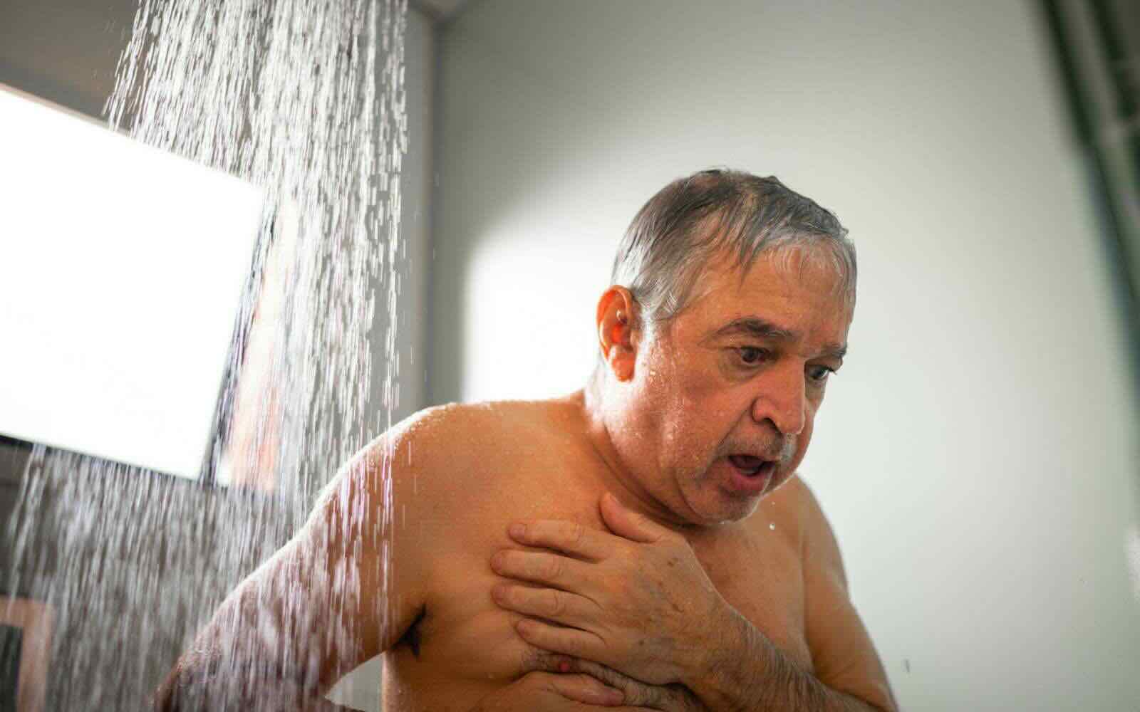 Vieillir en bonne santé : Voici la fréquence de douches idéale après 65 ans